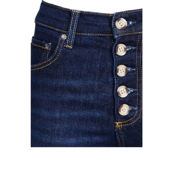 Boyish “Ricky” flares in blue steel - Picture 4 of 6